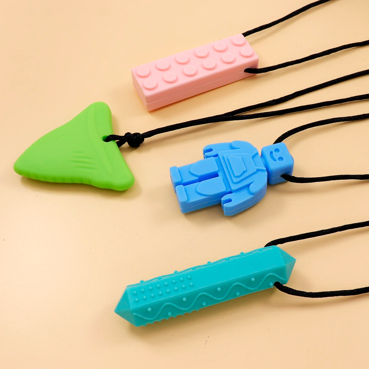สร้อยคอเคี้ยวประสาทสัมผัส (2 แพ็ค) สําหรับเด็กที่มีการงอกของฟัน, ADHD, ออทิสติก, ความต้องการในการกัด, ยางกัดเคี้ยวมอเตอร์ในช่องปาก, เครื่องเคี้ยวซิลิโคน J