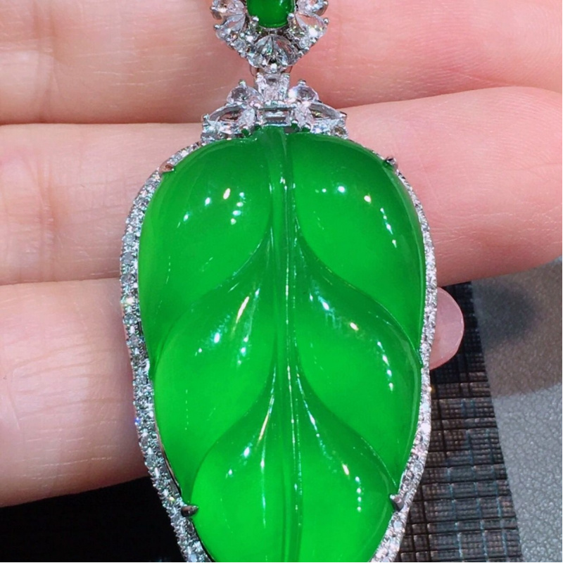 Ice-like Positive Green Leaf Shaped Treated Jadeite Pendant Myanmar18KInlaid Emperor Full Green Pendant for Women Gift