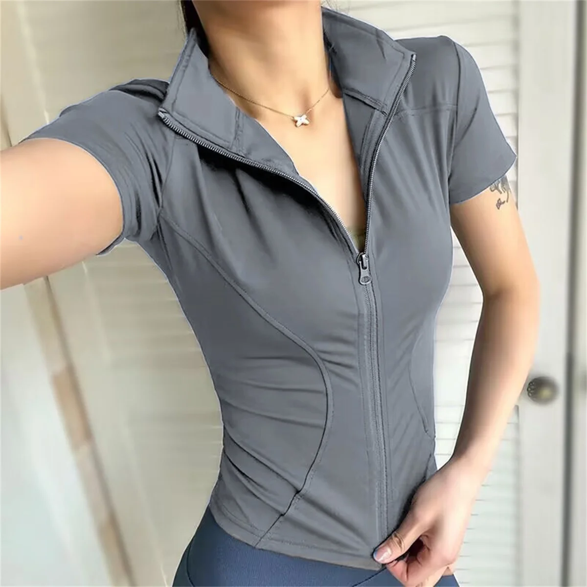 Abrigo deportivo ajustado informal para mujer, Tops lisos de manga corta con cremallera, traje de ciclismo para correr y Yoga, chaqueta deportiva de verano