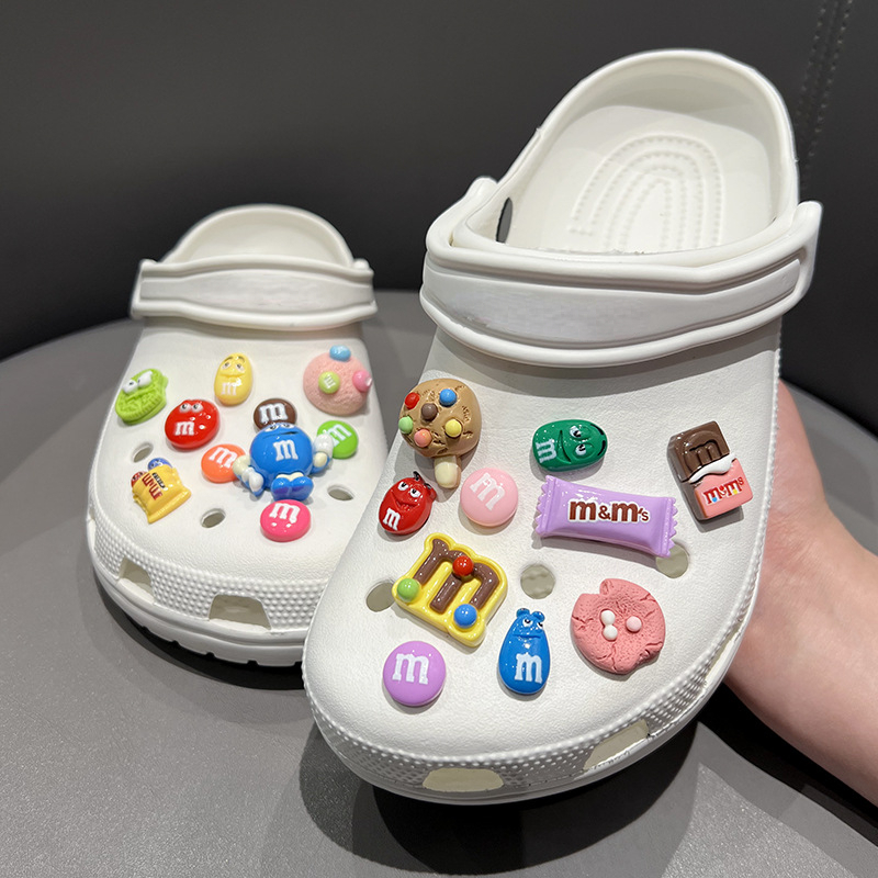 Śmieszna litera M Bean Hole Shoes Charms Decorations Jeans Fit Cute Candy Shoe Charms Pins For Child's Slippers Akcesoria Prezent