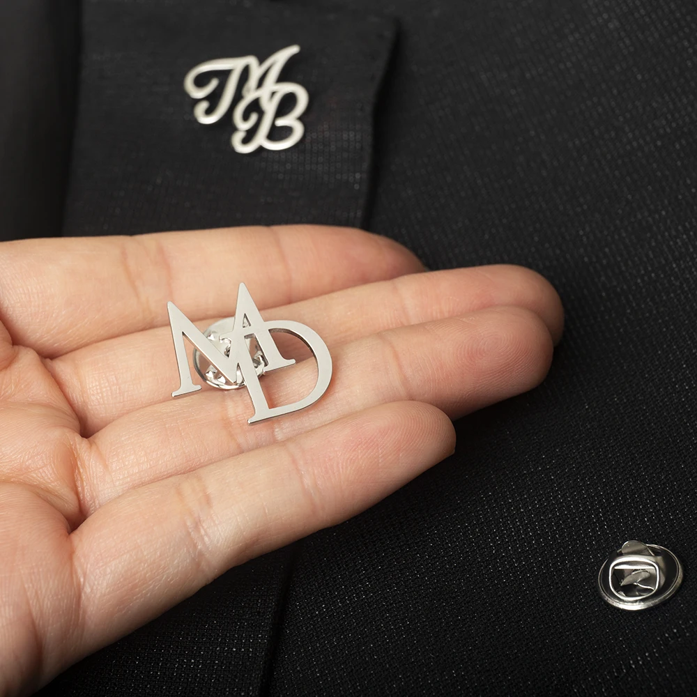 Tangula Aangepaste Initialen Broche Voor Bruidegom Heren Rvs Initialen Letters Revers Pin Gepersonaliseerde Bruiloft Beste Man Sieraden