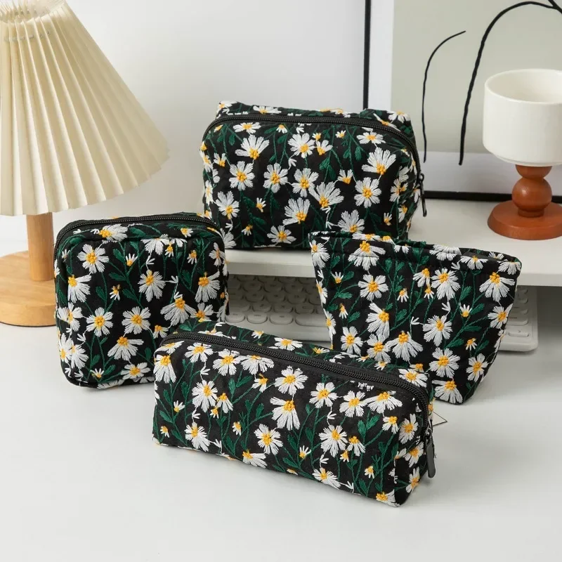 Bolsa de cosméticos Floral con margaritas bordadas, bolsa de maquillaje portátil de viaje, bolsa de aseo para el cuidado de la piel, regalo para mujer