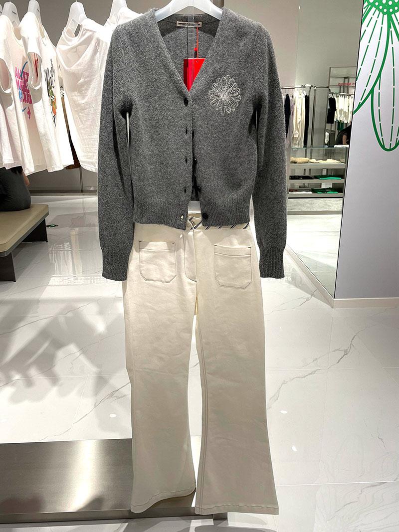 グレーニットセーターコート女性のためのデイジーフラワー刺繍デザイン秋冬新スタイル V ネック長袖通勤スタイル