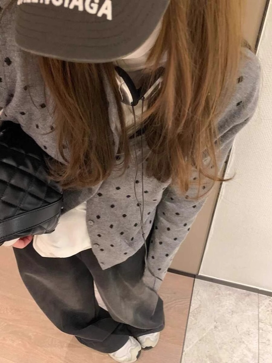 韓国グレー水玉ニットカーディガン女性の秋 2024 新しいレイヤードデザイン痩身長袖トップ通勤スタイル