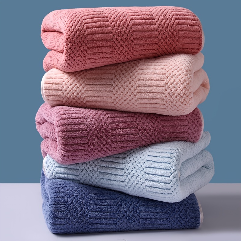 1pc gestreepte koraalfluwelen handdoeken, zachte, sneldrogende handdoek, absorberende handdoek voor badkamer