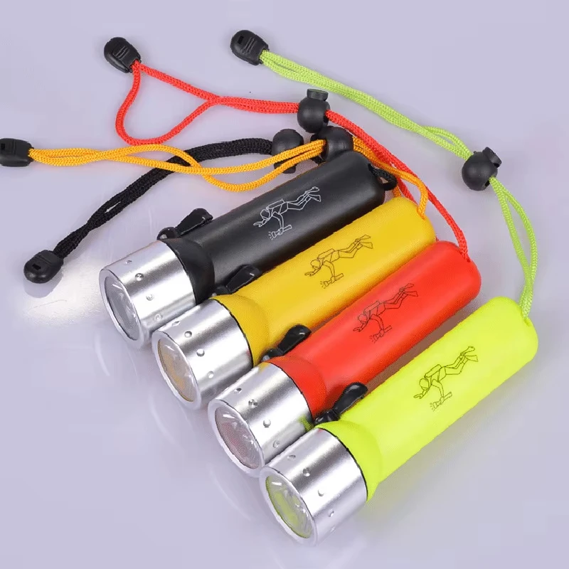 Torcia a LED con controllo magnetico Torcia subacquea con foro Illuminazione Mini torcia portatile impermeabile a lungo raggio per esterni.