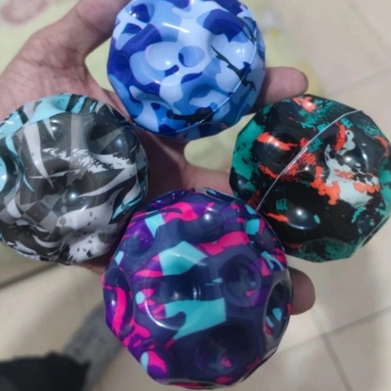 Super Elastic Ball ของเล่นกลางแจ้งที่น่าสนใจสําหรับเด็ก Moon Shape มีรูพรุน Bouncy Ball เด็กในร่มและกลางแจ้งความเครียด Reliever