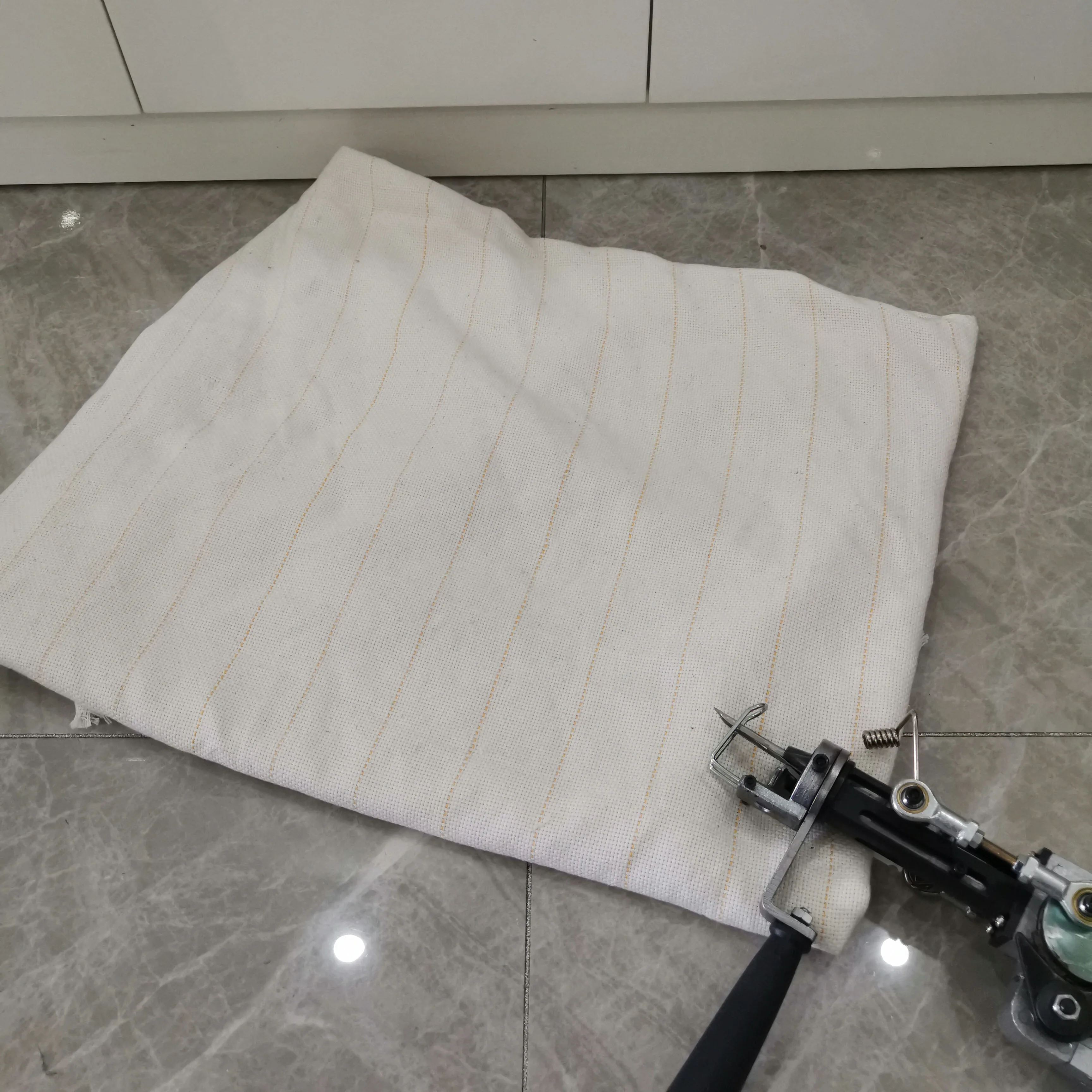 Tessuto di supporto in tessuto per pistola per trapuntatura in poliestere per utilizzare pistole per trapuntatura per tappeti (1,5 Mx4 M) Sfondo beige Linea in poliestere resistente alle macchie