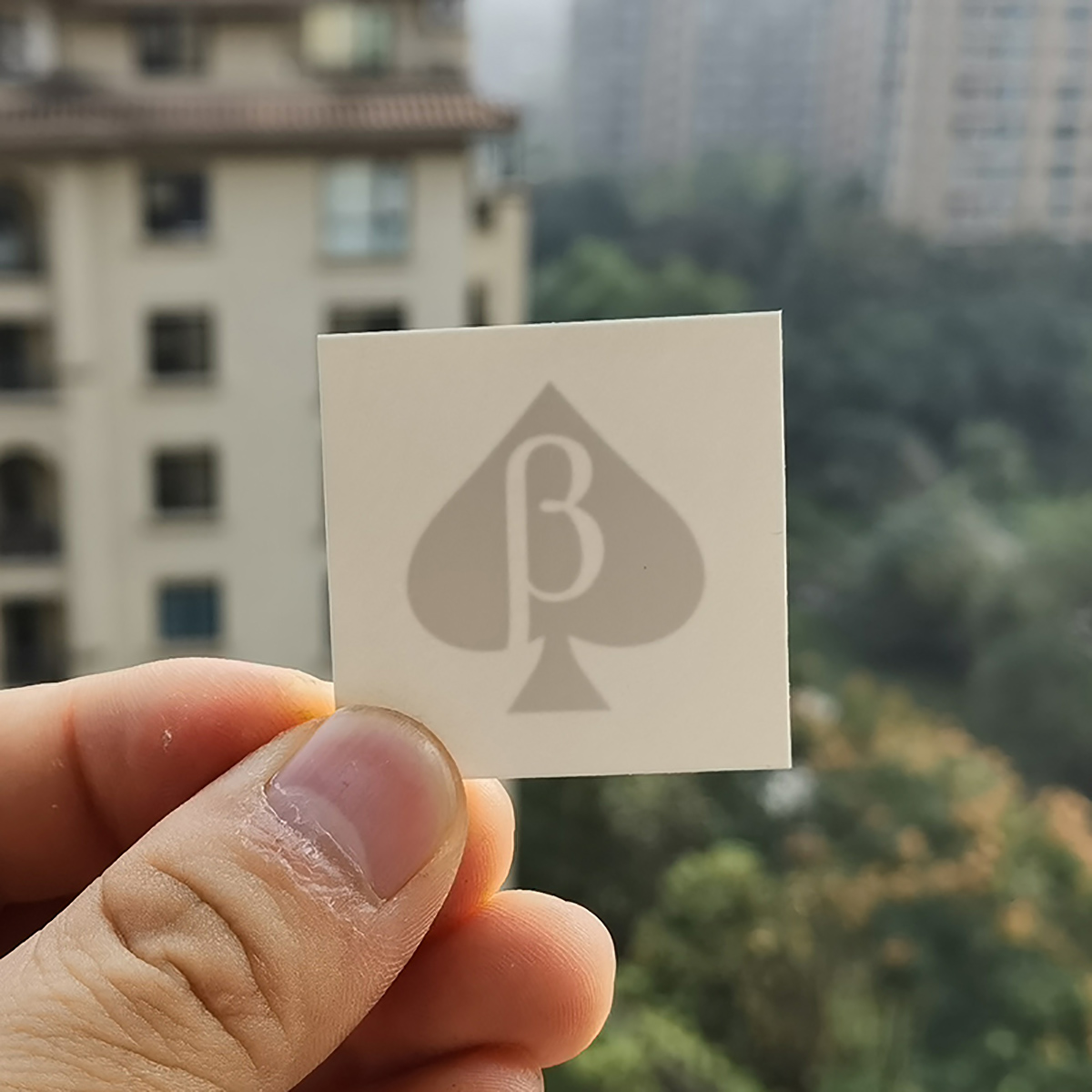 Tatuaje temporal con símbolo de beta cuckold.