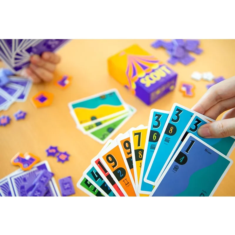 Dobre seu idioma divertido com o jogo de cartas de pôquer Circus Scout – perfeito para noites memoráveis!
