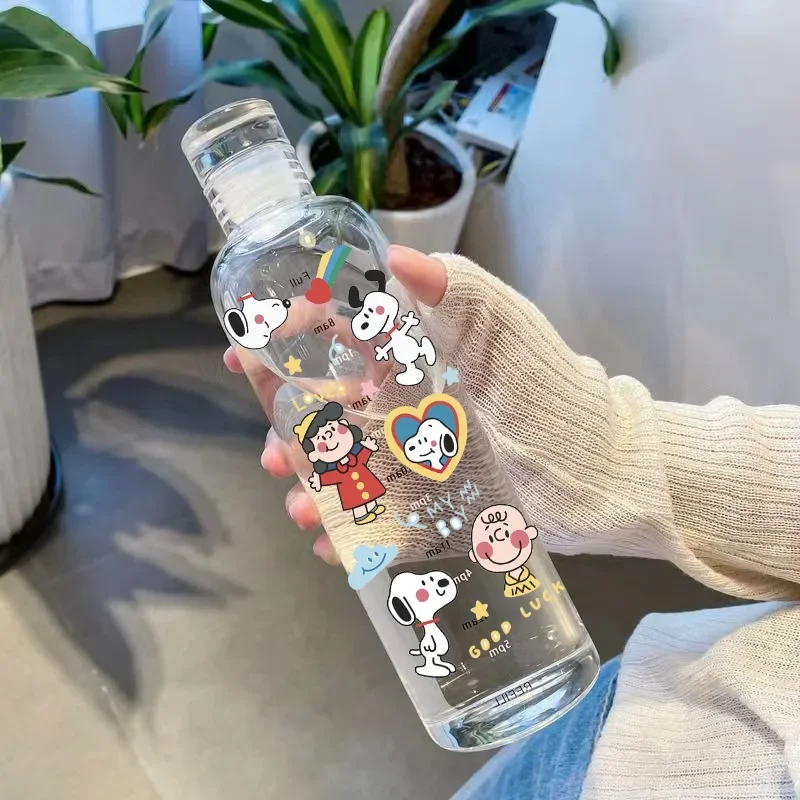500ML ใหม่ Snoopy ขวดน้ําอะนิเมะกีฬาถ้วยน้ําขนาดใหญ่ความจุแบบพกพาถ้วยพลาสติกเด็กโรงเรียนถ้วยน้ําสร้างแรงบันดาลใจถ้วย
