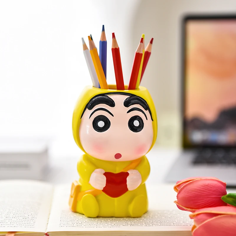 Miniso น่ารัก Bixin Crayon Shin Chan ผู้ถือปากกา Series โต๊ะทํางานผู้ถือปากกาเครื่องประดับสร้างสรรค์ของขวัญที่ระลึก