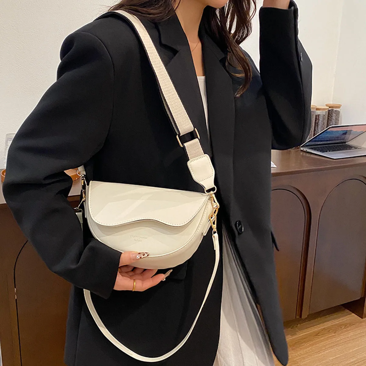 Damska torebka crossbody w stylu minimalistycznym, modna torebka pod pachę, trendy torebka na ramię dla kobiet.