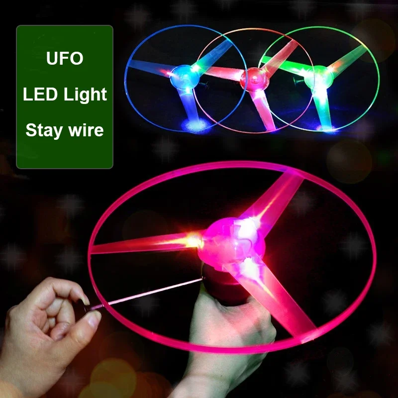 1pc Pull Wire Glow UFO Divertente Spinning Flyer LED luminoso Maniglia superiore Giocattoli classici per bambini Sport all'aria aperta Gioco genitore-figlio