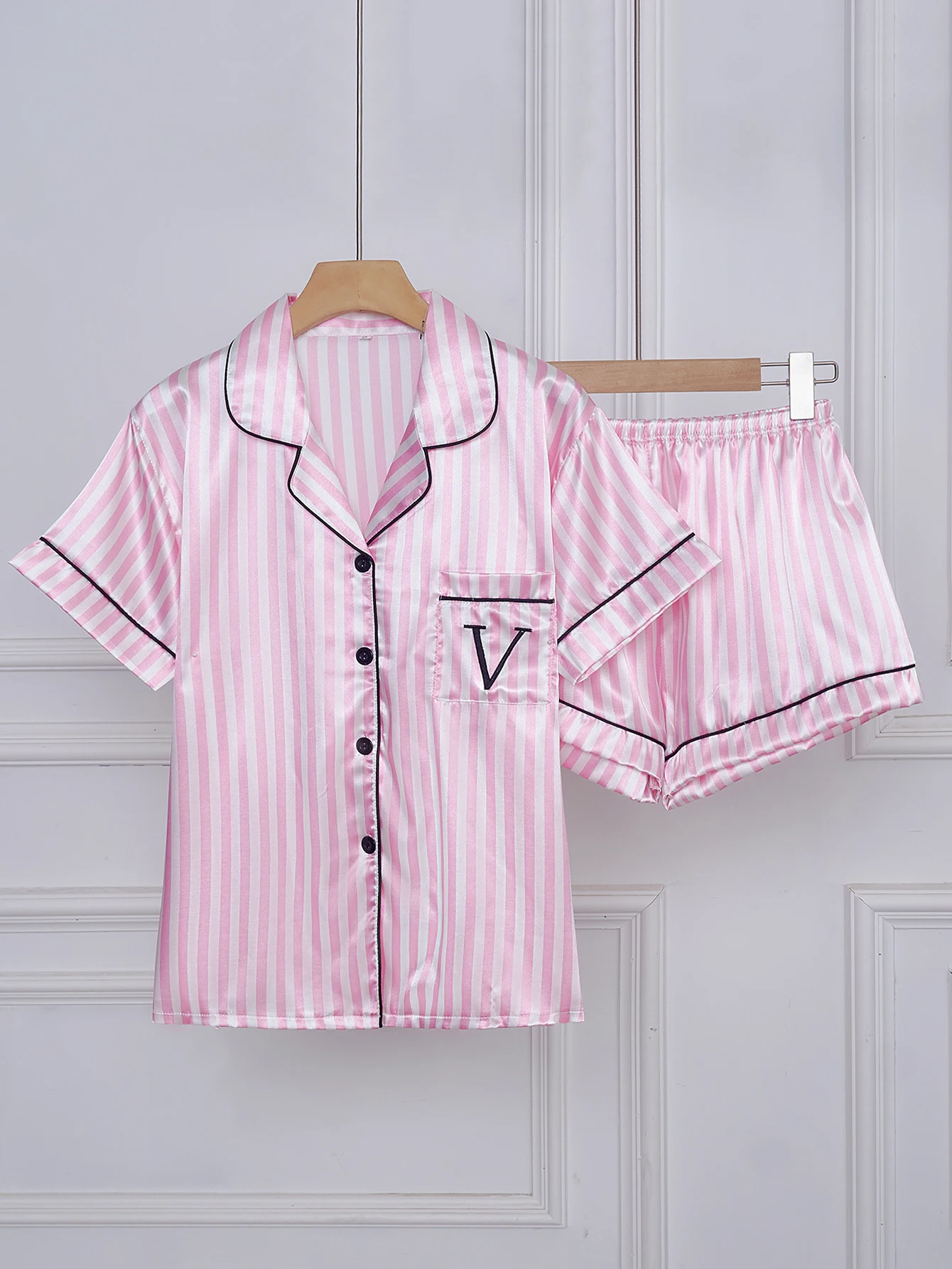 Conjunto de pijama de manga corta y pantalones cortos con bolsillo y letras bordadas a rayas, ropa de dormir informal de satén con cuello de solapa y detalle de botones
