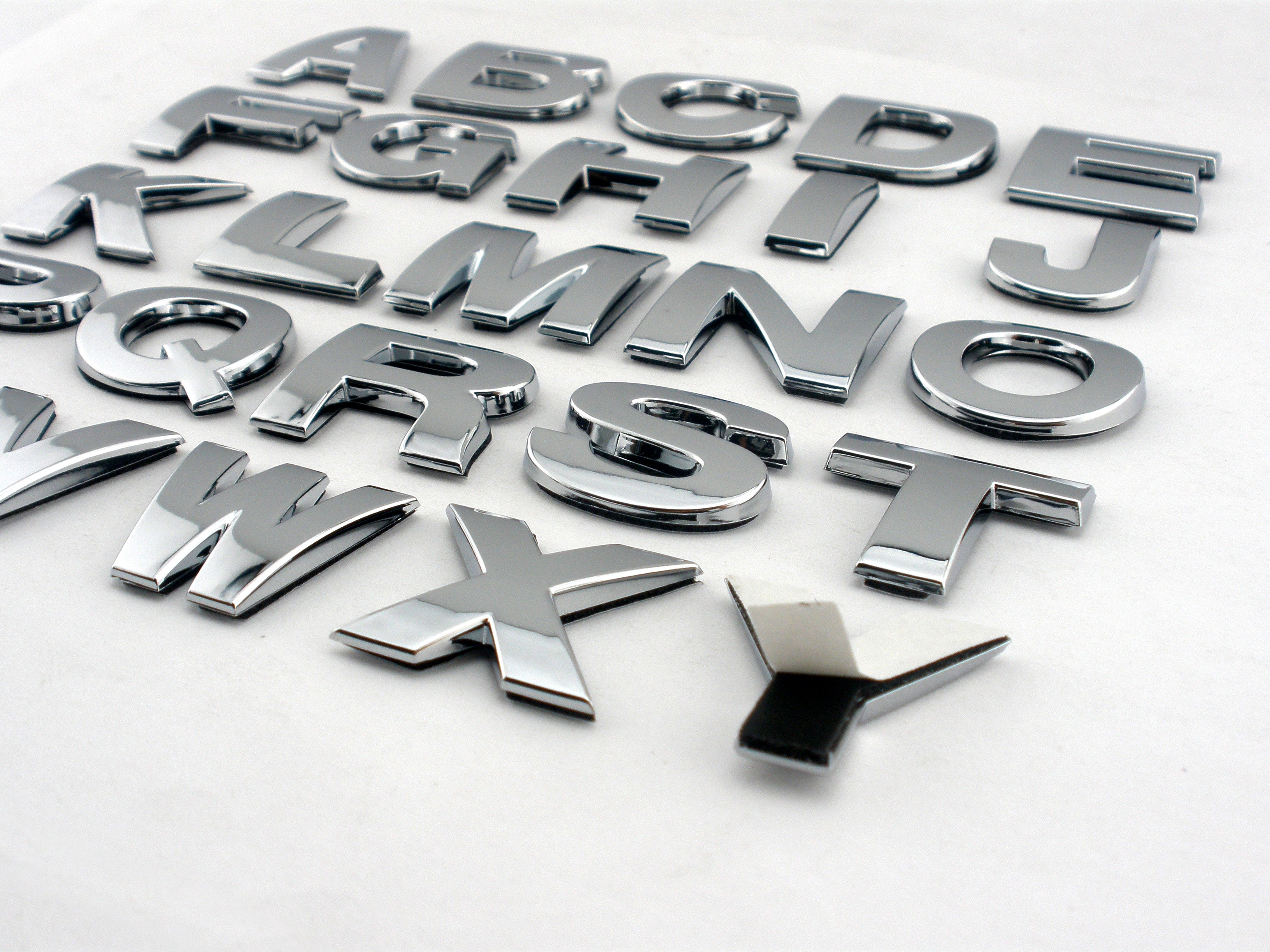 25 ミリメートル高カスタムプラスチック 3d クローム文字 & 数字自己粘着アルファベット車のステッカー自動サインカーアクセサリー装飾