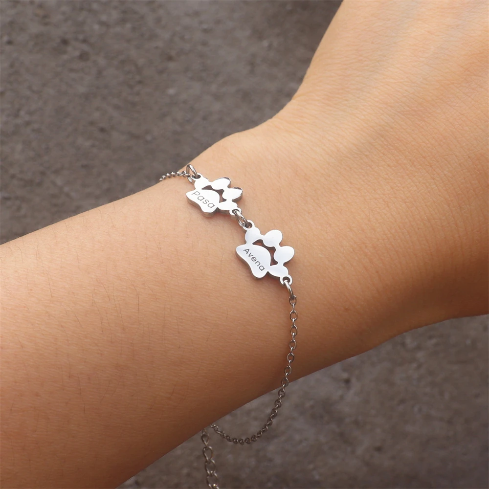 CUSTOM Dog PAW พิมพ์สร้อยข้อมือสแตนเลสส่วนบุคคลสัตว์เลี้ยงเครื่องประดับแกะสลักหลายชื่อสร้อยข้อมือของขวัญสําหรับสตรี