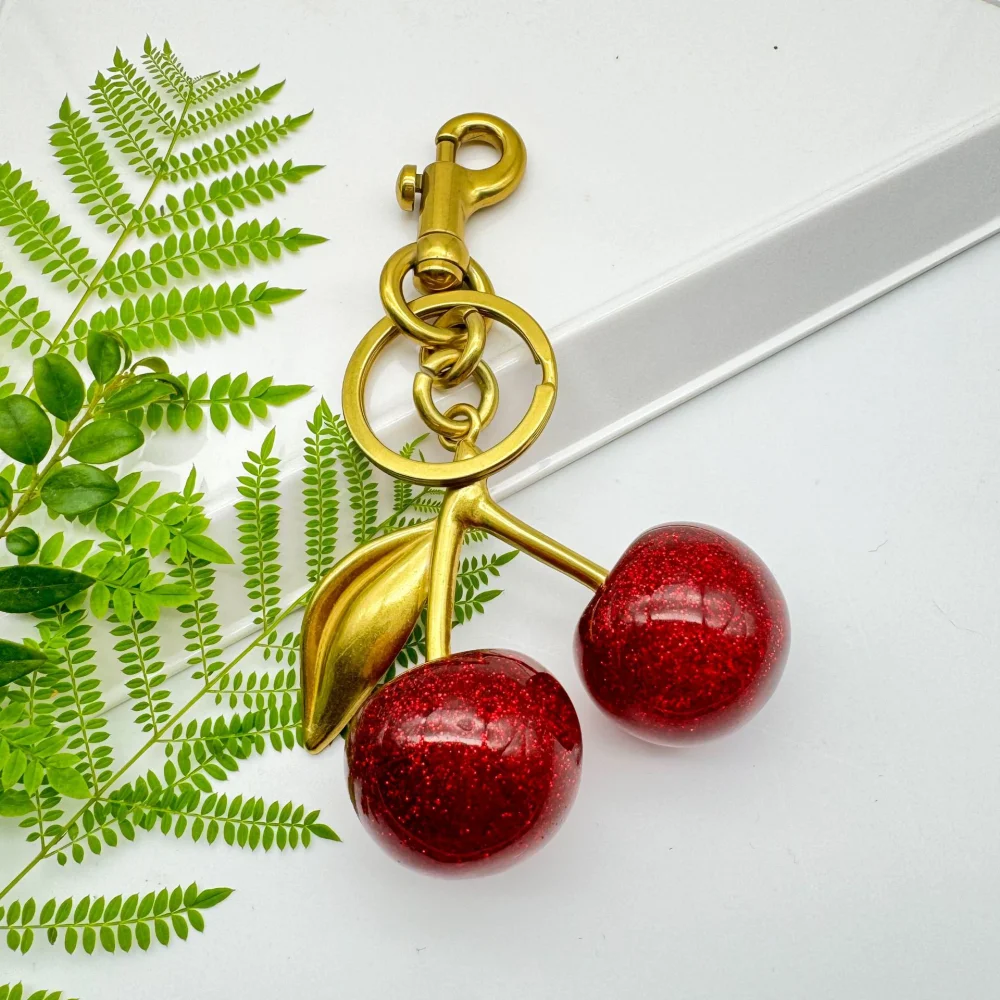 Trendiger Schlüsselanhänger mit rotem Kirsch-Anhänger für Frauen, niedliche Taschendekorationen, multifunktionaler Schmuck, Autoschlüssel-Zubehör, Charm-Schlüsselanhänger, Geschenk