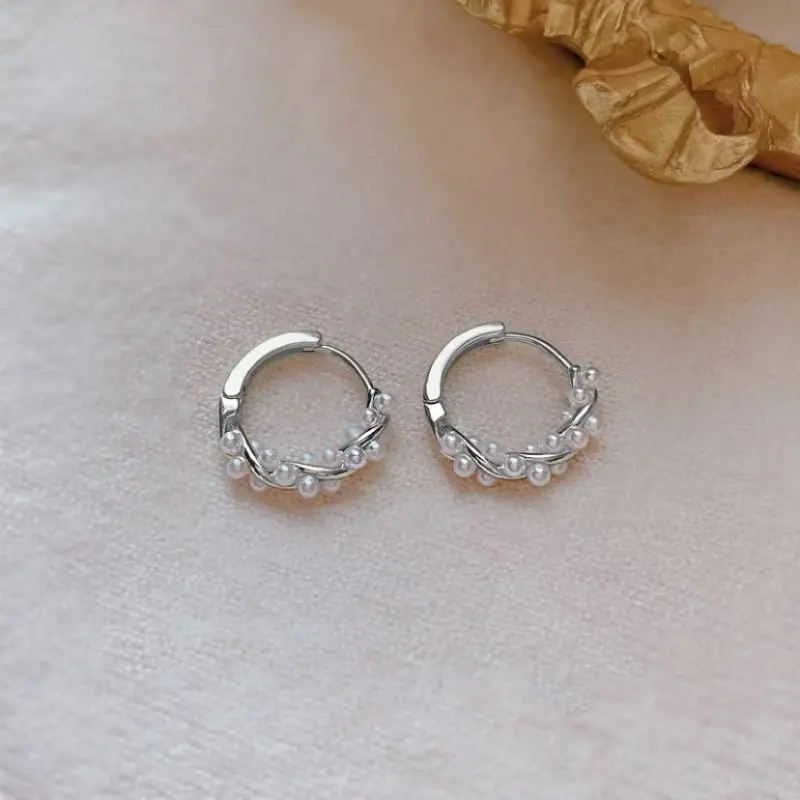 High end and luxurious temperament, circular pearl earrings, women's fashionable and cool style, personalized ear buckles, niche