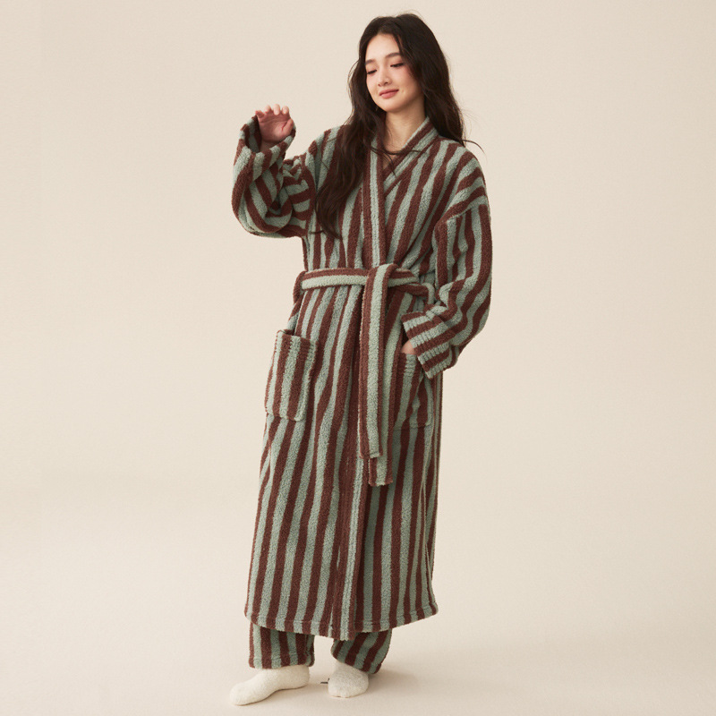 Verdickte Flanell Robe Hosen Pyjamas Set Herbst Winter Neue Paar Korallen Samt Frauen Männer Bademantel Gestreiften Verlängert Hause Kleidung