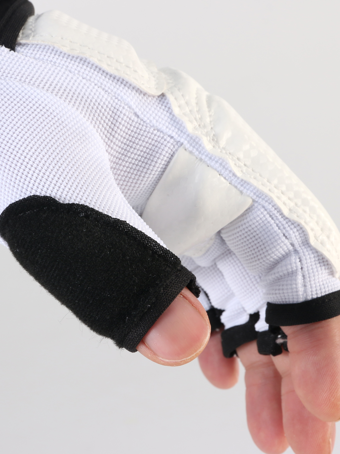 高品質キックボクシンググローブ MMA グローブムエタイトレーニングボクサーファイト機器ハーフミット Pu レザー黒ボクシング機器