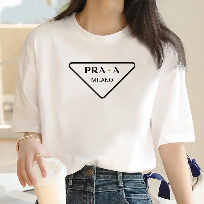 เสื้อยืดแขนสั้นพิมพ์ลายตัวอักษรลําลอง 2024 ฤดูใบไม้ผลิใหม่เสื้อคอกลมหลวมอเนกประสงค์ของผู้หญิง