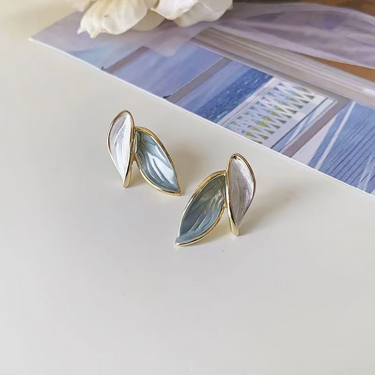 Pendientes simples Retro de hoja blanca y azul, pendientes de diseño Retro de alta gama, pendientes de moda de estilo bosque, colores claros, elegantes para mujer