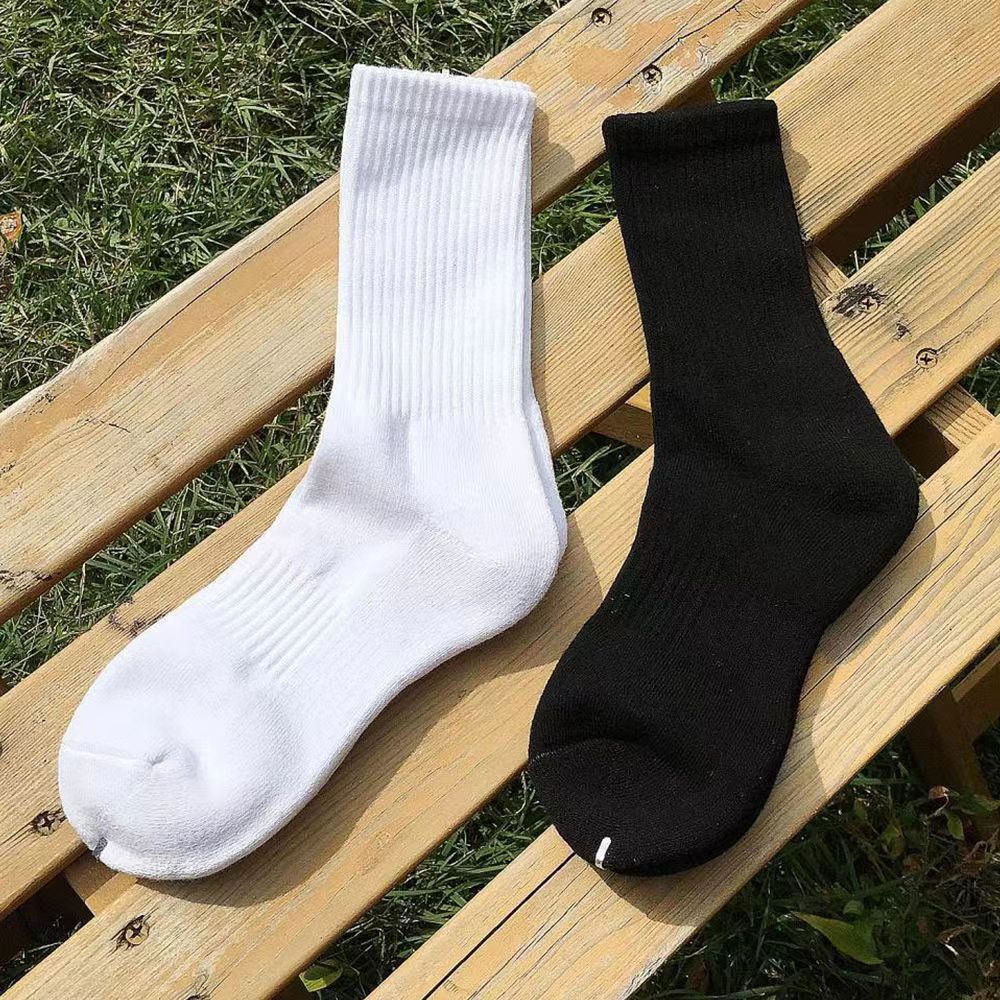 6 pares de calcetines de tubo medio para hombre Color sólido en blanco y negro ropa de calle Harajuku moda calcetines transpirables e informales