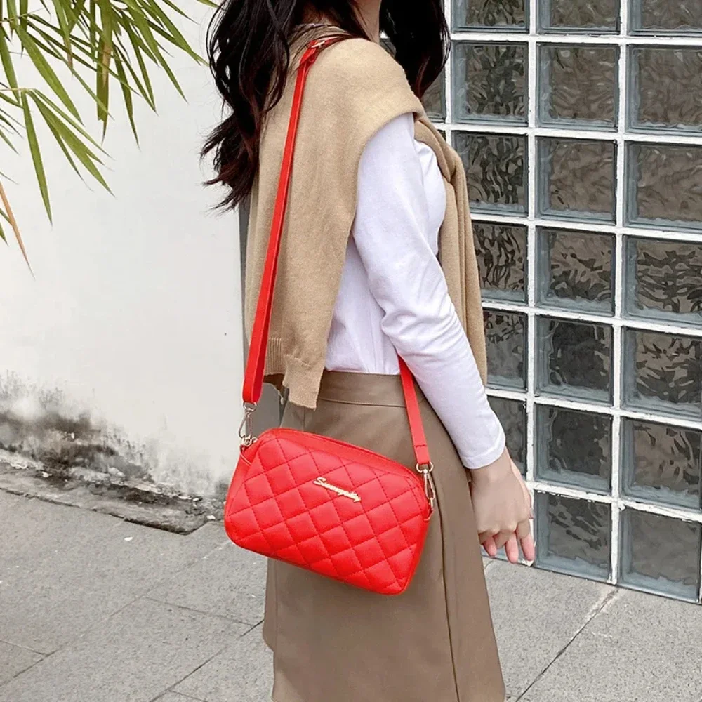 2024 Borsa a tracolla piccola con nappa per donna Trend Lingge ricamo fotocamera borsa a tracolla femminile catena di moda borse a tracolla da donna