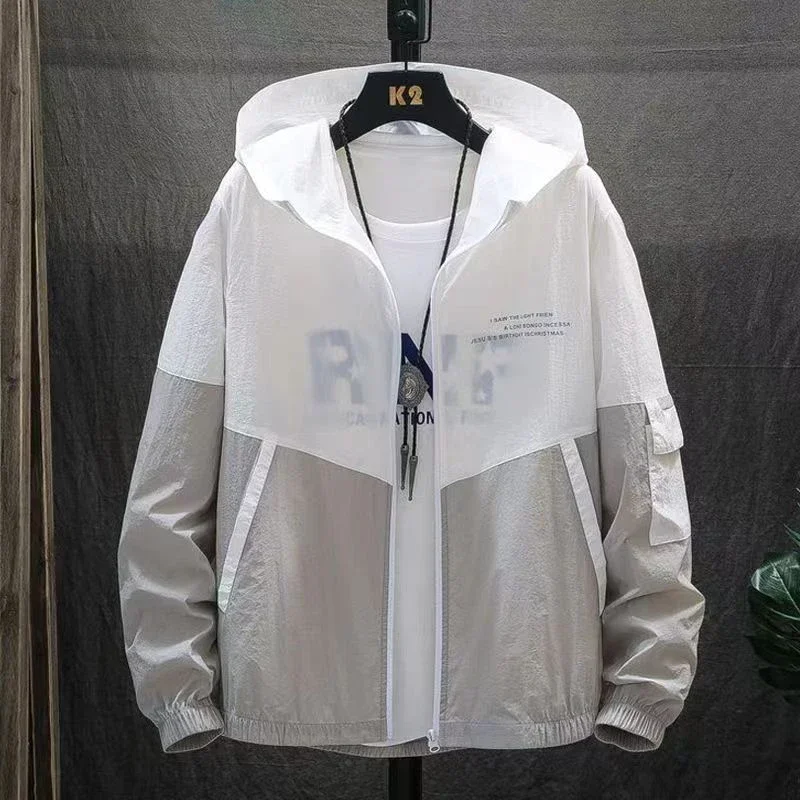2025 Abrigos de piel de verano para hombre, protección solar UV ultraligera, chaqueta cortavientos con capucha de talla grande, prendas de vestir informales a rayas para hombre