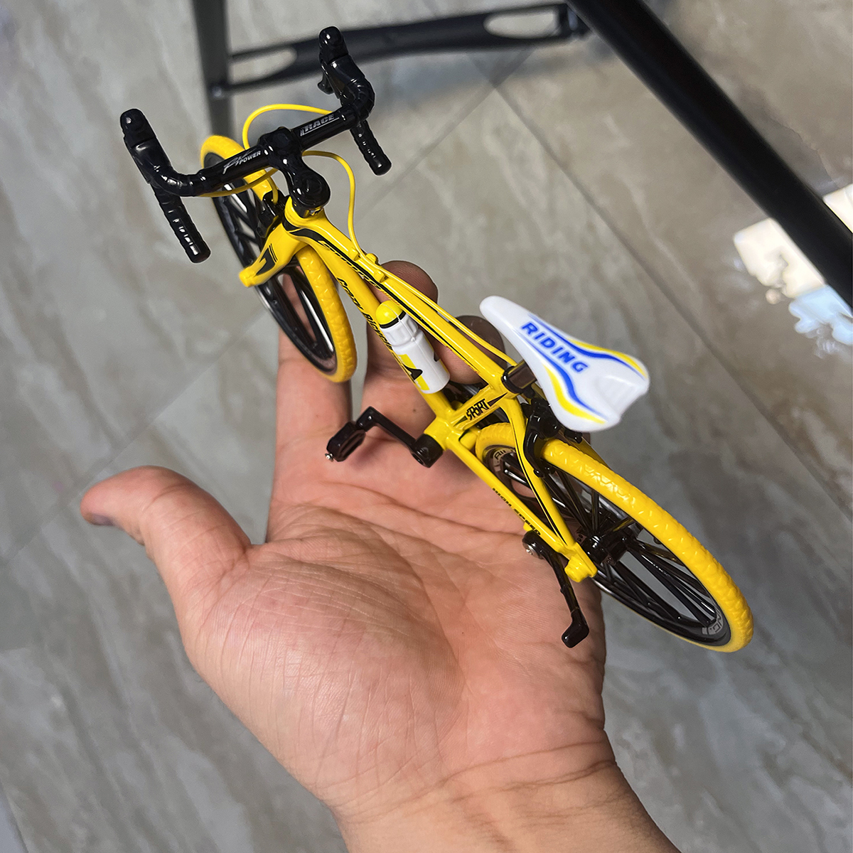 1:10 Mini modèle doigt alliage vélo moulé sous pression montagne tout-terrain vélo jaune vélo jouet courbure simulation Collection Mini jouets garçons
