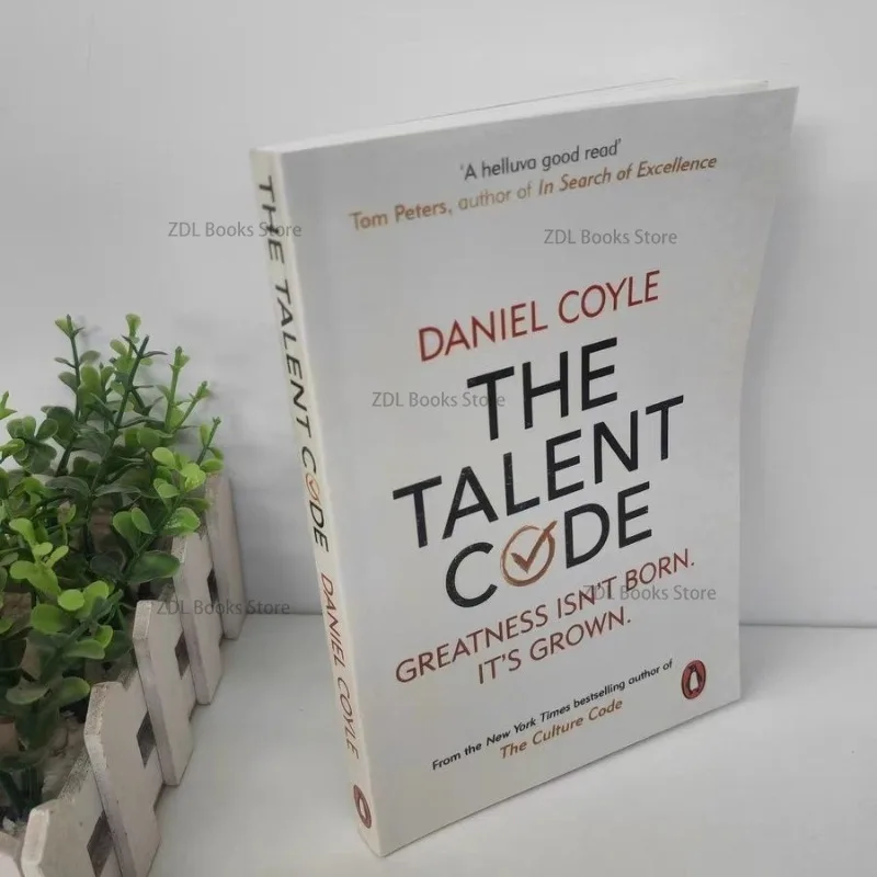 El código de talento de Daniel Coyle La granidad no está nacida, es un libro de bolsillo crecido en inglés