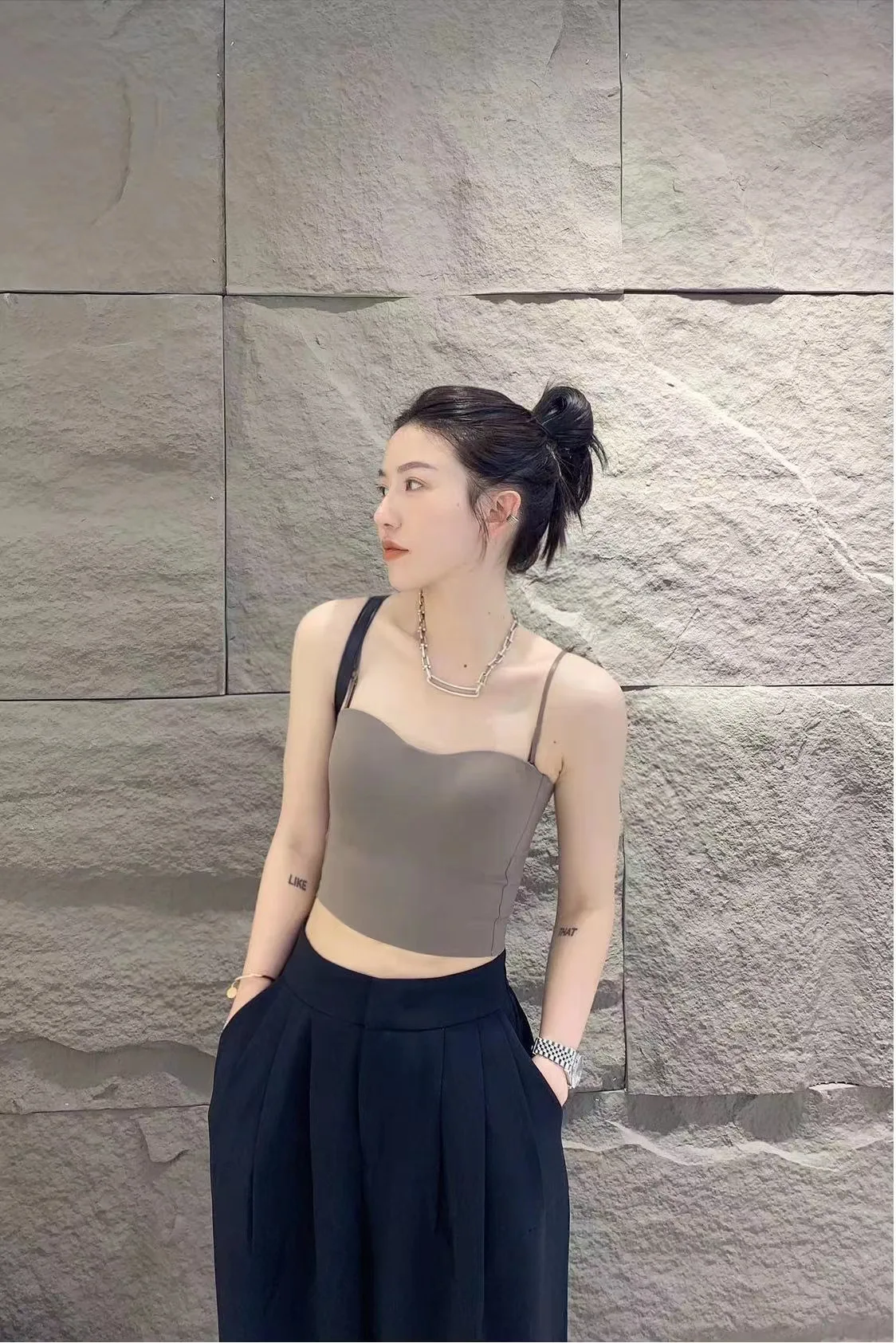 Camiseta sin mangas para Yoga y gimnasio para mujer, Top Popular de punto liso y sin costuras, chaleco con espalda en U y tirantes con almohadilla fija para el pecho, 1 ud.