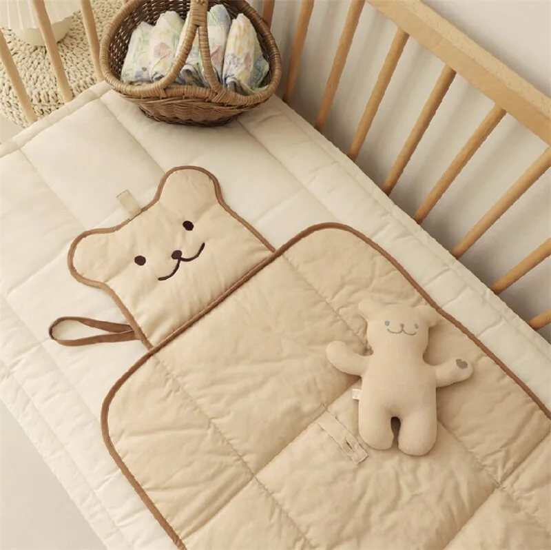 Almofada portátil para troca de fraldas de bebê, para recém-nascidos, urso acolchoado, dobrável, à prova d'água, almofada de urina infantil, itens reutilizáveis para bebês