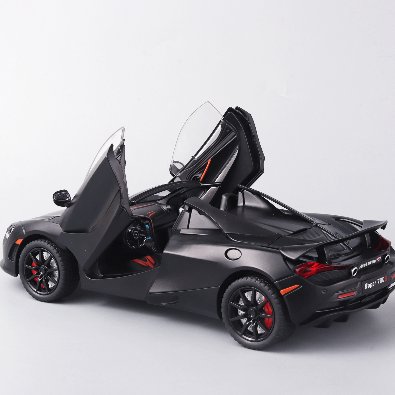Modelo de carro esportivo de liga 1: 24 720S com quatro rodas e função de absorção de choque, adequado como presente de feriado para crianças