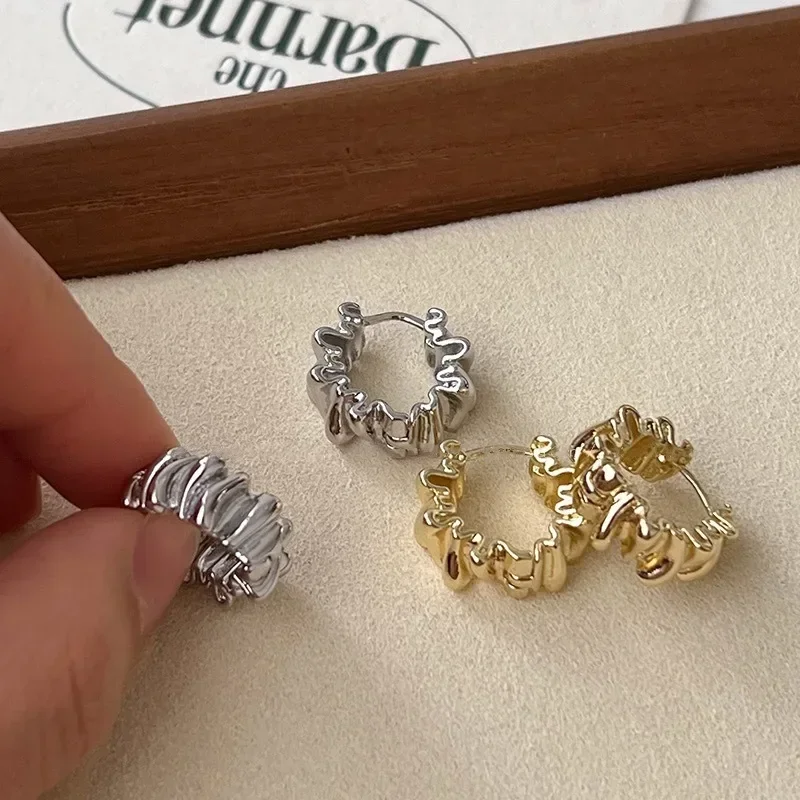 Pendientes de aro plisados ondulados irregulares con personalidad para mujer, nuevo encanto chapado en oro, accesorios de joyería colgantes de acero inoxidable, regalo
