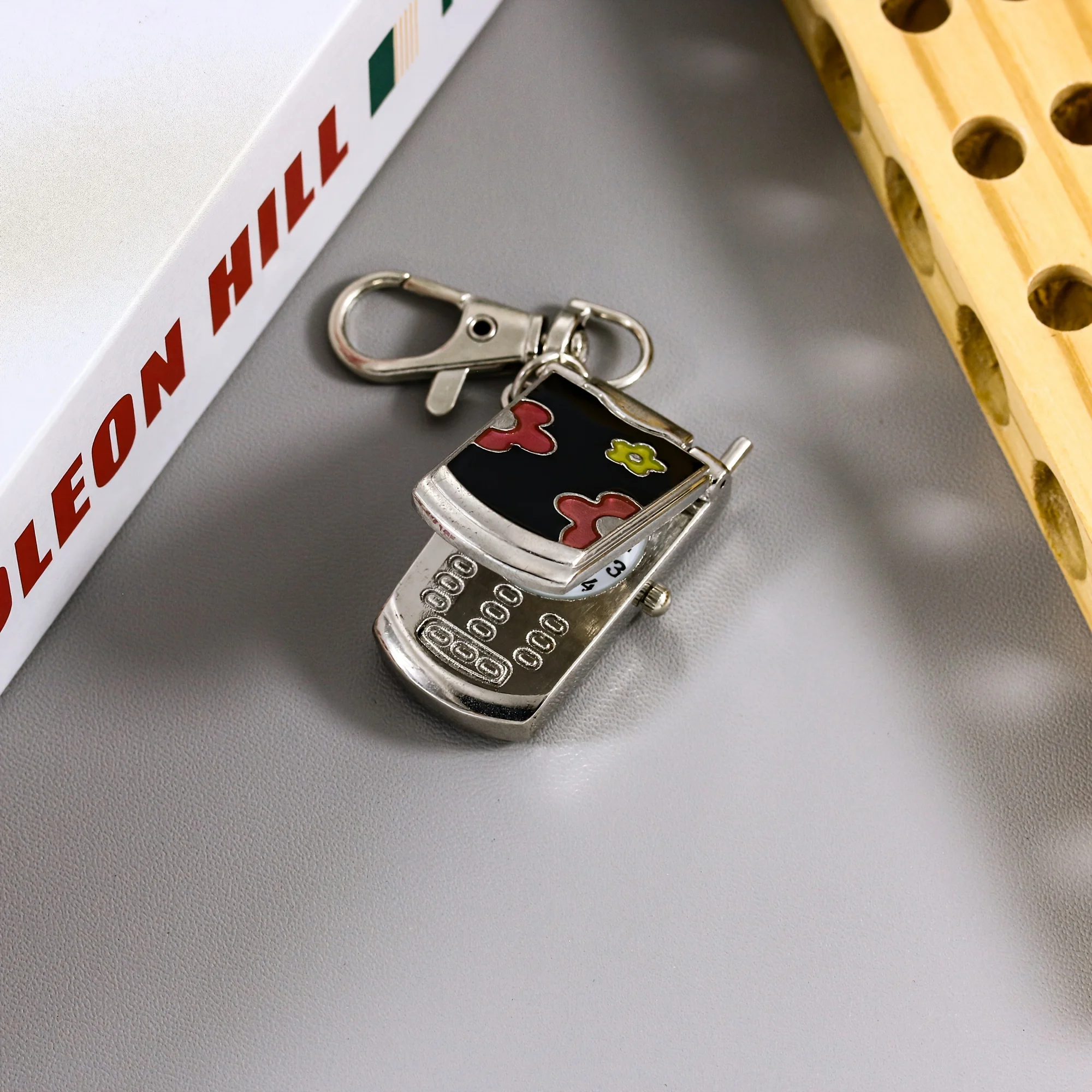 Flip telefone chaveiro relógio pendurado moda tendência retro bonito chaveiro pingente presente criativo