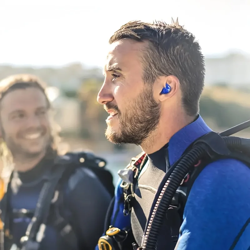 Un par de tapones para los oídos reutilizables para nadar, surfear y snorkel. Disponible en una variedad de colores.