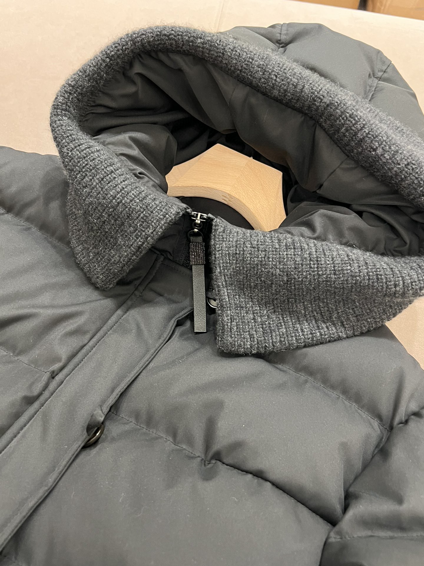 Langer, mit Kapuze verzierter Gänsedaunenmantel mit exquisiten Perlen