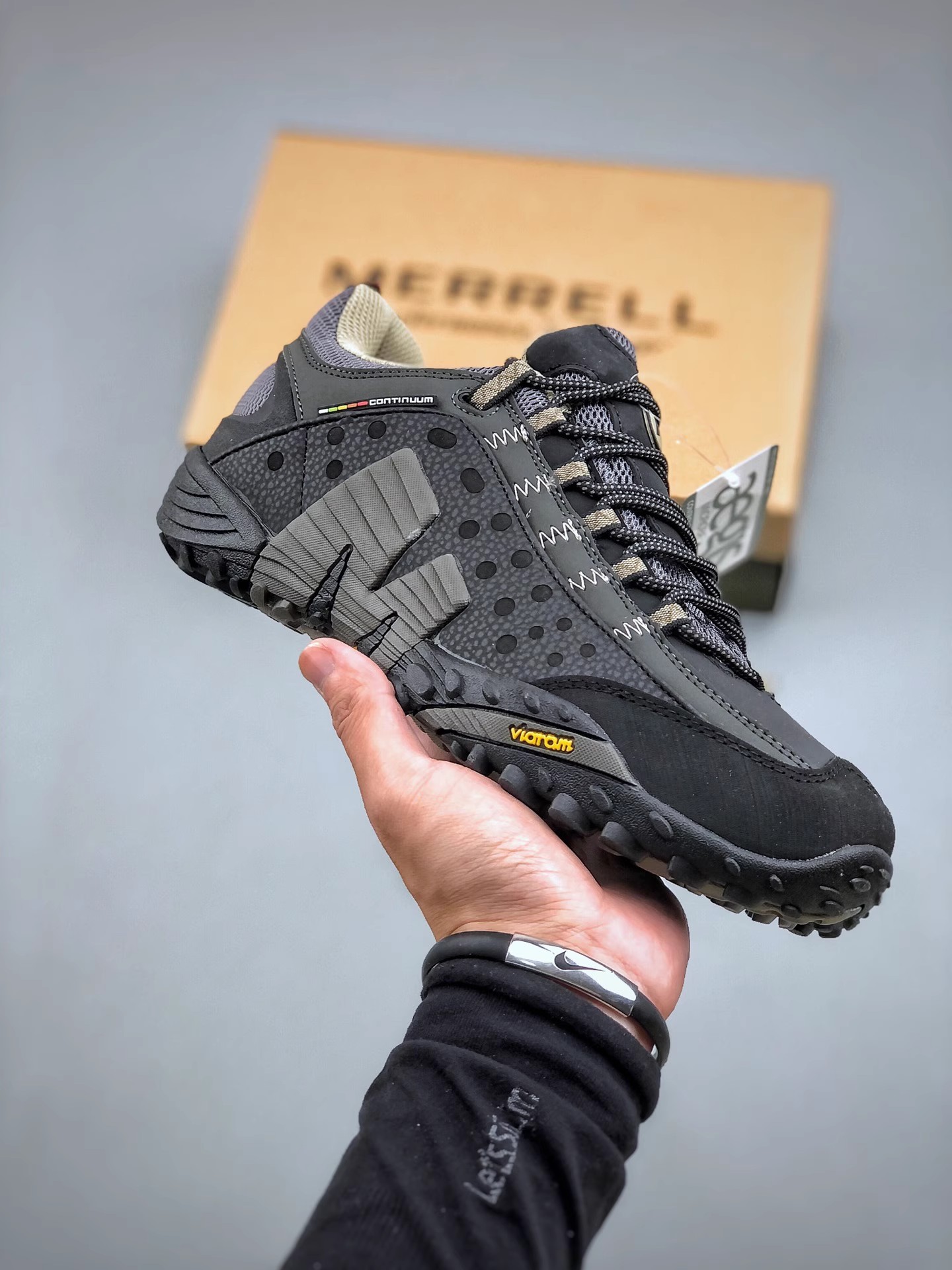 Merrell ผู้ชายรองเท้าปีนเขากลางแจ้งฤดูใบไม้ร่วงและฤดูหนาว Anti SLIP และสวมใส่รองเท้าเดินป่าแฟชั่น LOW TOP Casual