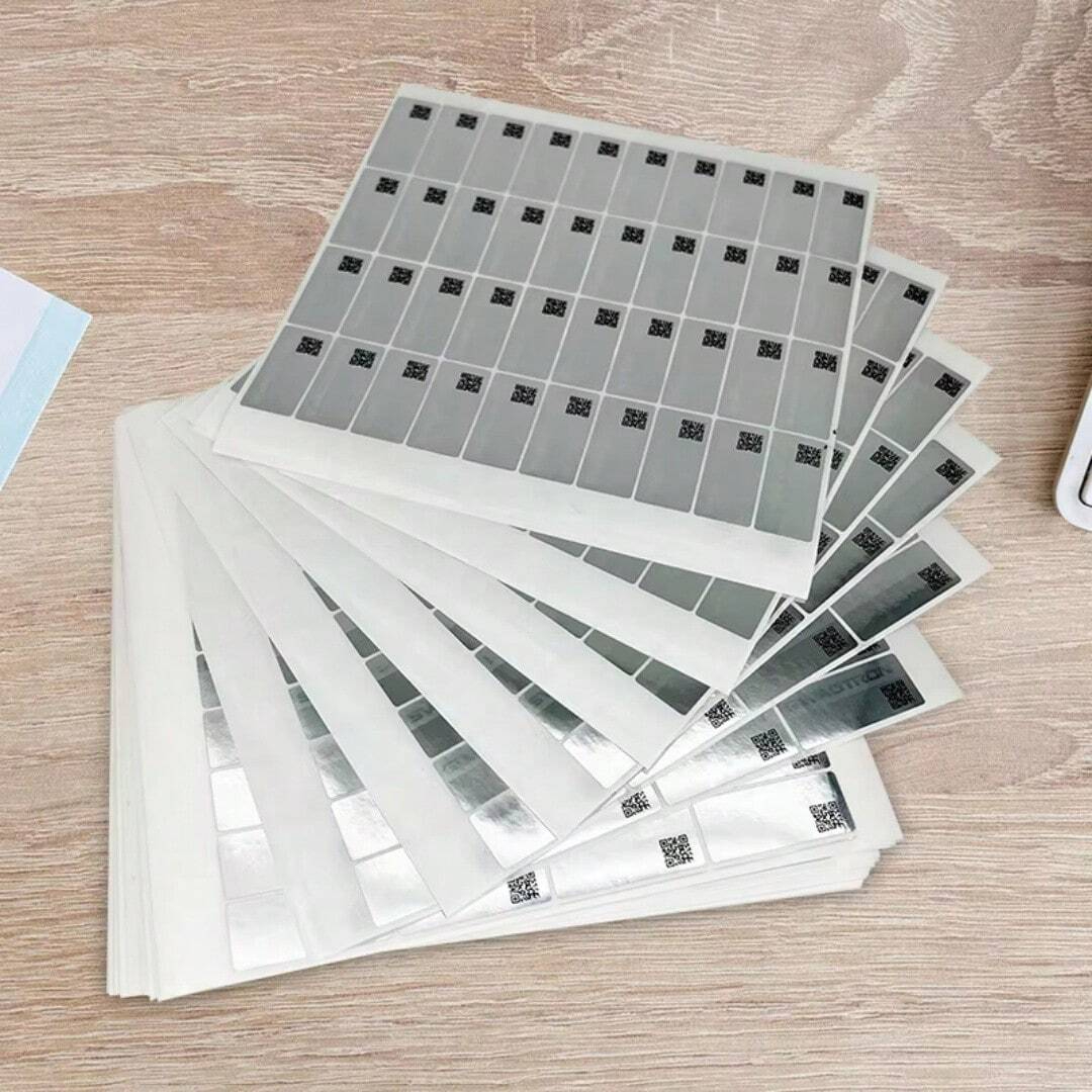 100-500 ชิ้นโลโก้ที่กําหนดเองฟิล์มเคลือบเงาสติกเกอร์กระดาษสีขาวออกแบบสติกเกอร์ของคุณเองส่วนบุคคลสติกเกอร์ขวด