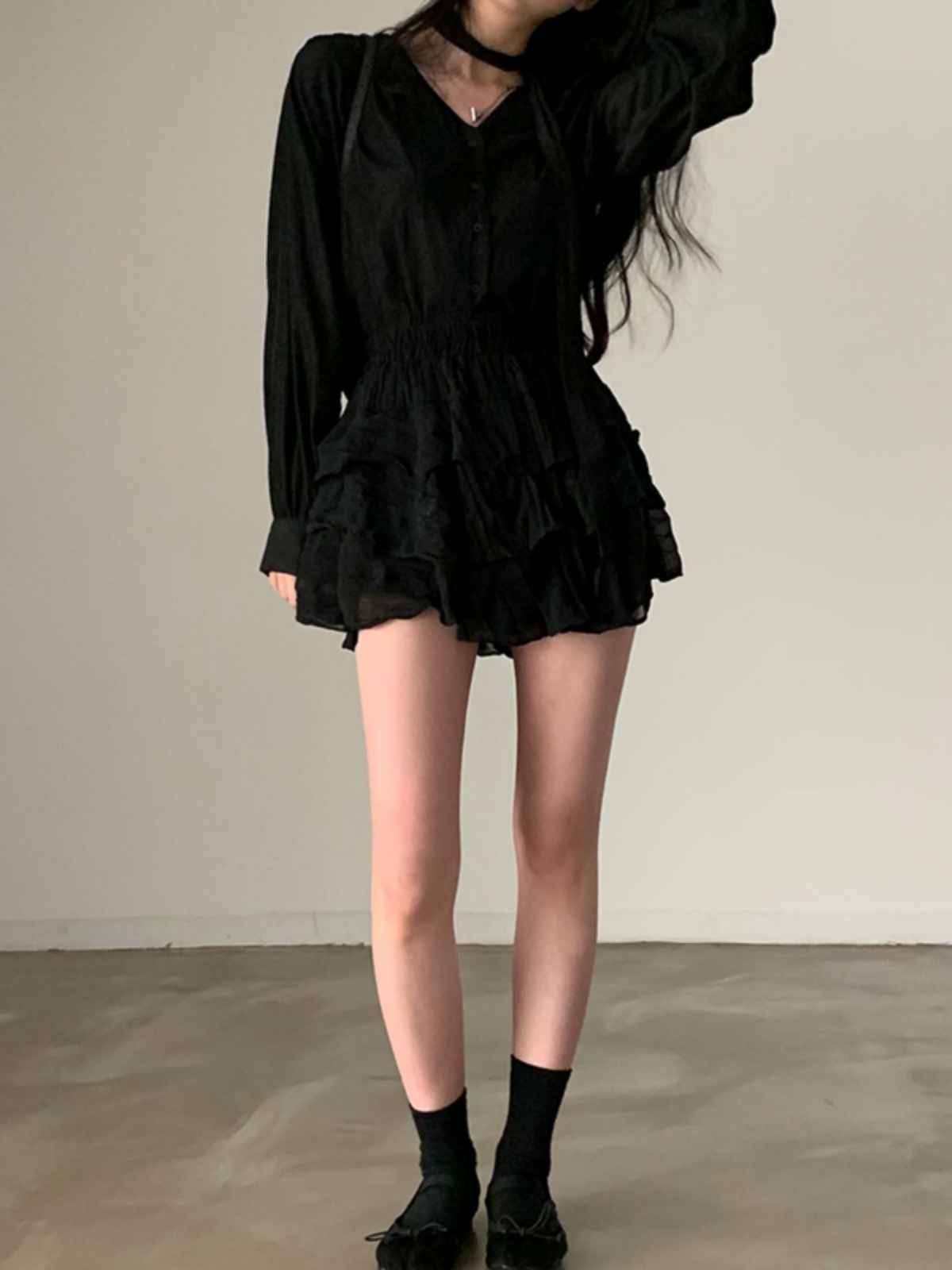 シックな V ネック長袖シャツ女性のシングルボタン蝶ネクタイバブルスリーブデザインブラックトップ韓国スタイル通勤ピュアカラー