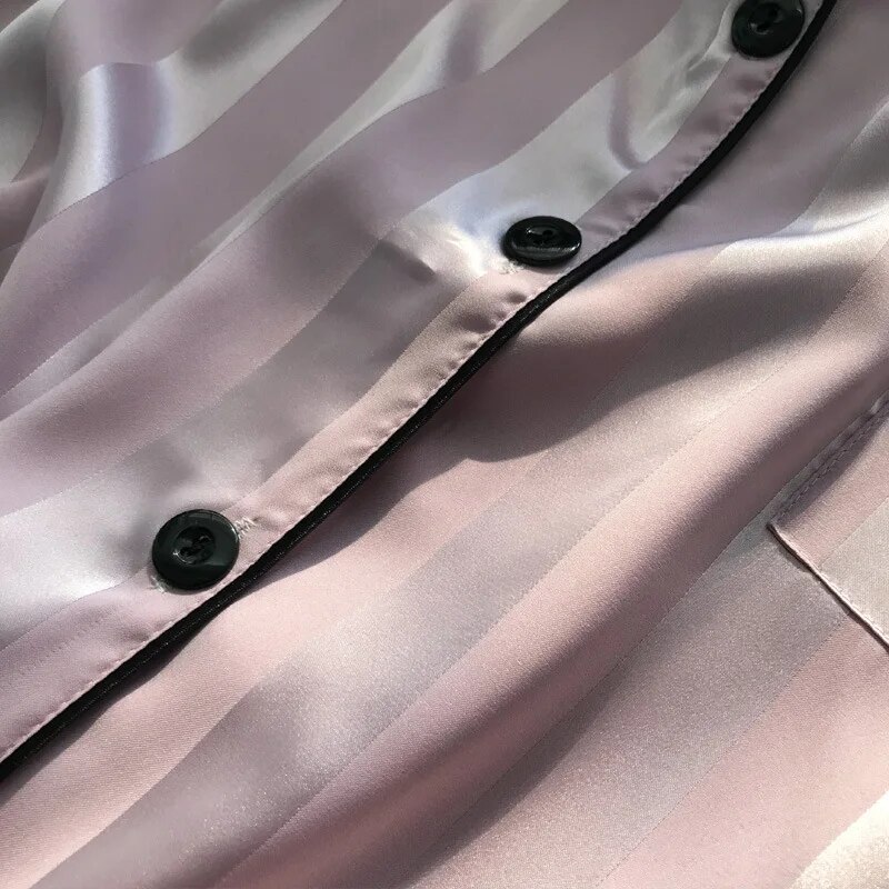 1 Set elegantes Lounge-Set für Damen, Pyjama in Übergröße, Satin, gestreift, mit Knöpfen, langärmliges Hemd und Hose
