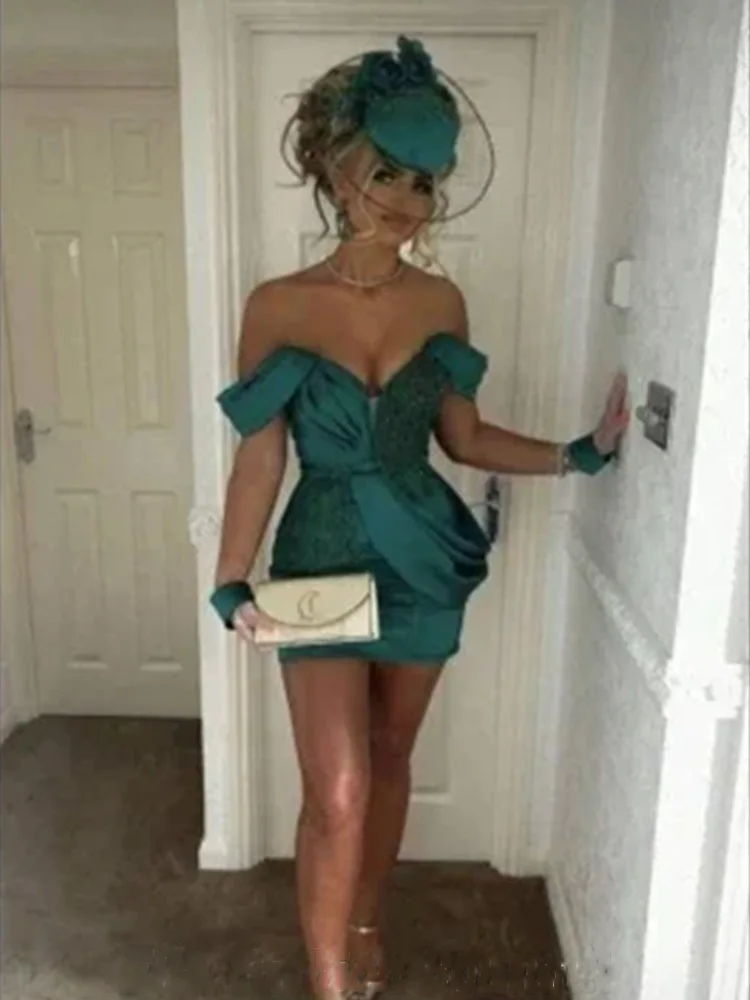 Smaragdgrüne Satin-Cocktailkleider, schulterfrei, Mini-Cocktailkleider mit tiefem V-Ausschnitt für Damen, Etui-Partykleid mit Plissee und Säule
