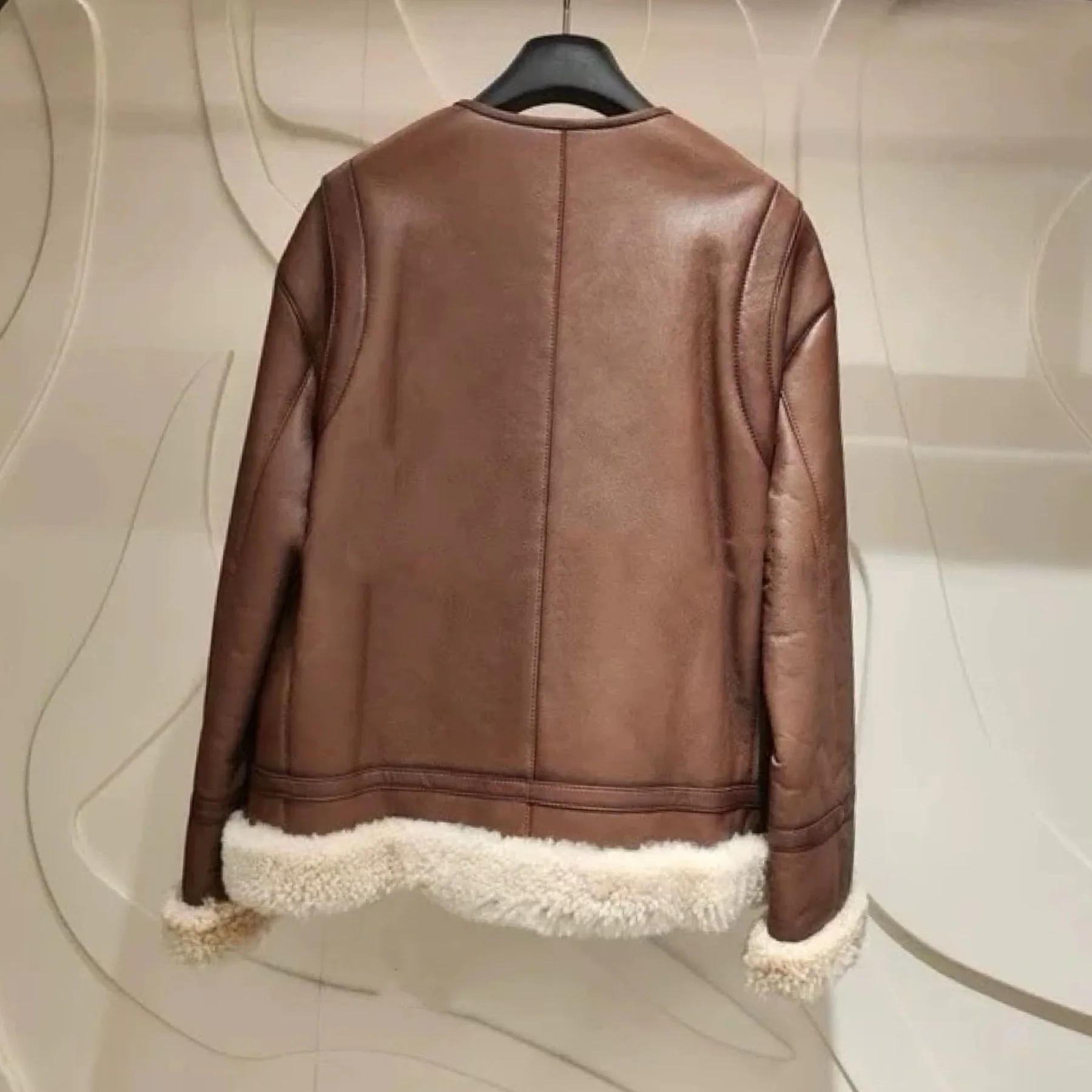 Casaco Curto de Moda LNVIN para Mulheres, Gola Redonda, Couro com Pelo Inteado, Patchwork de Pele de Cordeiro, Casaco Quent...