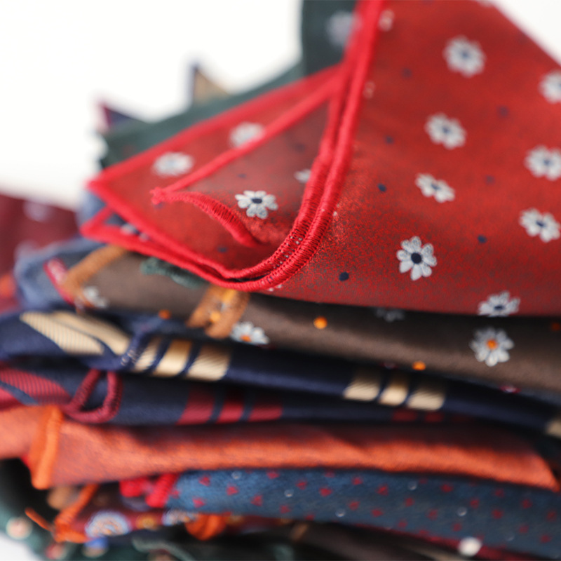 2025 ดอกไม้หรูหราผ้าไหมพ็อกเก็ตสแควร์บุรุษธุรกิจอย่างเป็นทางการชุดอุปกรณ์เสริมสีแดงสีน้ําตาลลายผ้าเช็ดหน้างานแต่งงาน Cravat