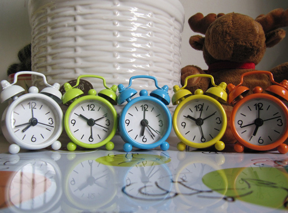 Mini reloj despertador creativo de Metal, pequeño reloj despertador electrónico, mesa de escritorio para decoración de niños y estudiantes, 1 ud.