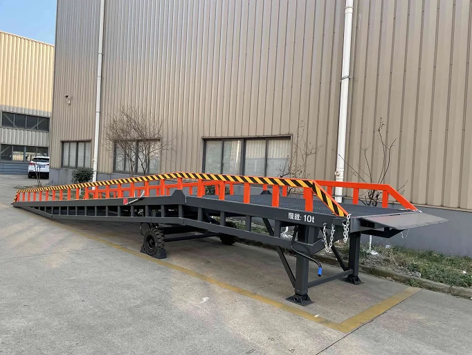 Best Selling Flatbed Mobile Yard Ramp Work Platform For Truck Trailer Hydraulic Mobile Forklift Container Loading Dock Ramp