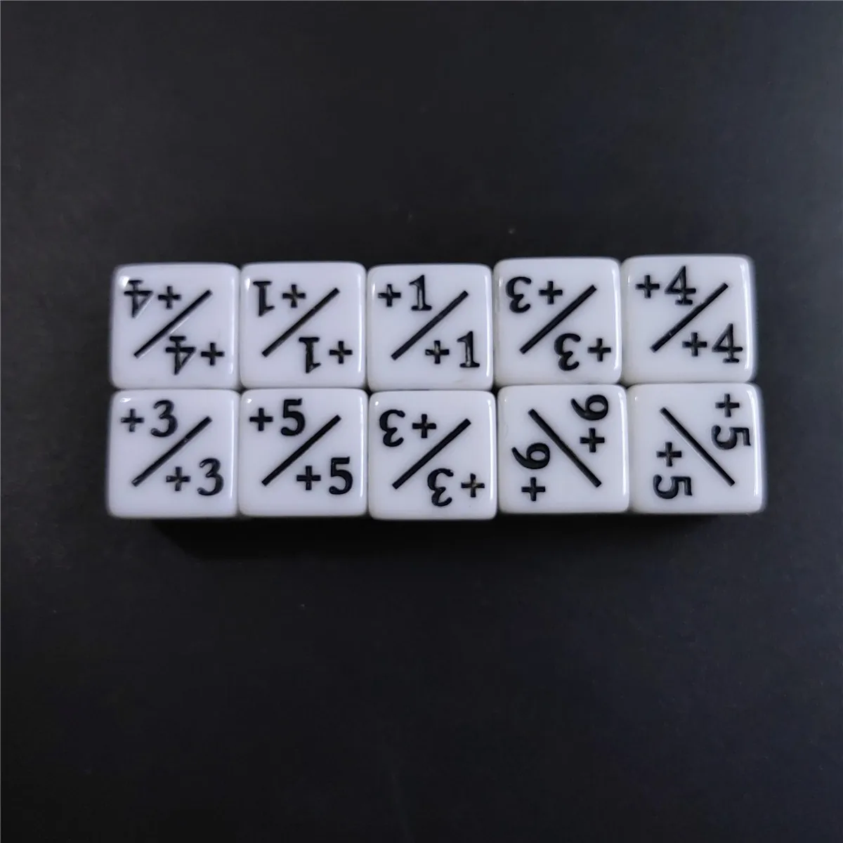 10 teile/satz 1,6 cm Würfel +1/+1&-1/-1 Betrieb Schwarz Und Weiß Unterricht Addition Und Subtraktion Farbe Sohn Mathematische Würfel