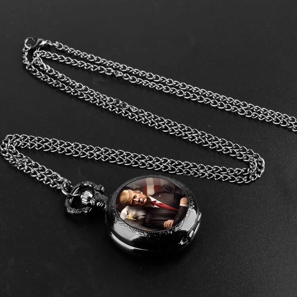 Trump Victory 2024 Design Orologio da tasca al quarzo con cupola in vetro con catena resistente Quadrante con numeri arabi per uomini e donne Regali creativi